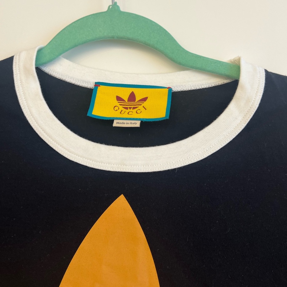 Gucci Black T-Shirt with Gold and Red Logo - Picture 3 of 9